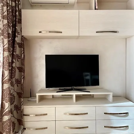 Апартамент Luxurious 2 Bedroom Appt At The Black Sea Coast